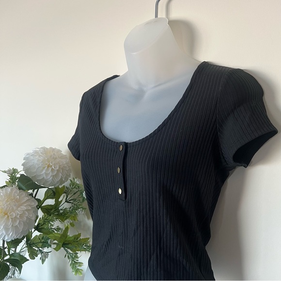 Super stretchy VS black silky ribbed button short sleeve crop top - Picture 2 of 9
